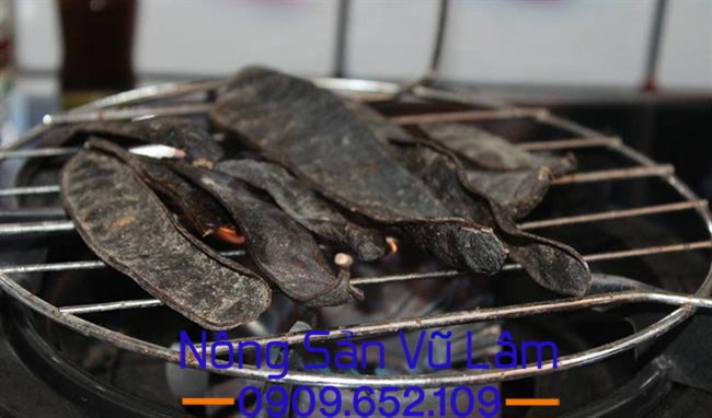 Nướng quả bồ kết trên than
