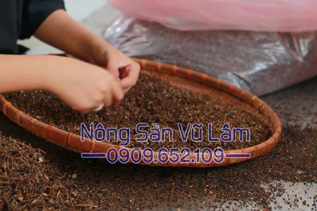 hạt mắc khén được nhặt thủ công, đảm bảo hàng có chất lượng tốt nhất